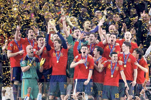 John Terry ăn mừng chức vô địch với nhà vô địch thế giới Tây Ban Nha